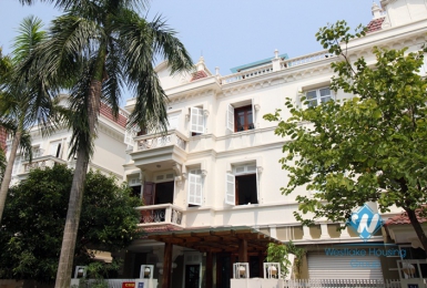 Spacious house with open living room and nice bathrooms to rent in Ciputra
